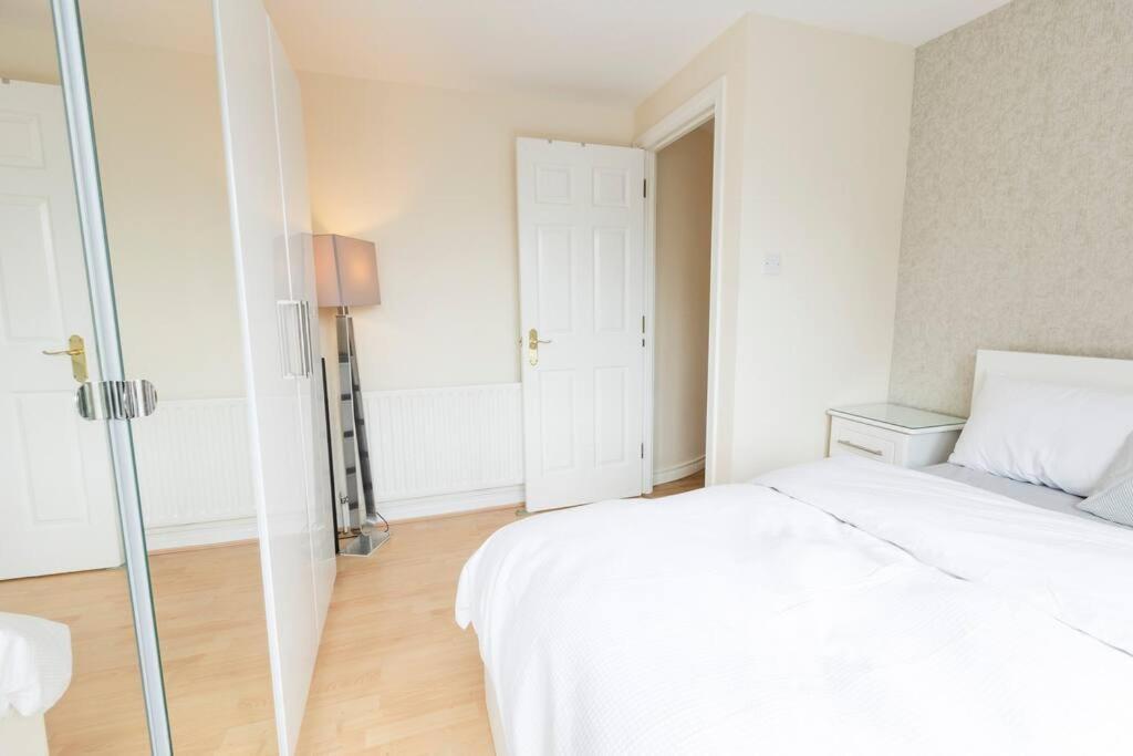 Stunning Views And City Side-Belfast City-2 Bedroom-5 Guests-Wifi & Parking Eksteriør bilde